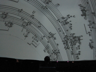「エチュード・オーストラル」楽譜をプラネタリウムドームで投影